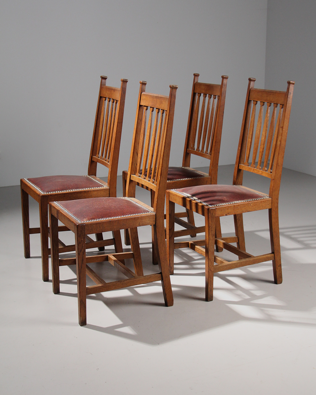 Ensemble de 4 chaises en chêne à haut dossier à lattes. - Travail français de la fin années 40 - Style Arts & Craft - Art Deco - Reconstruction