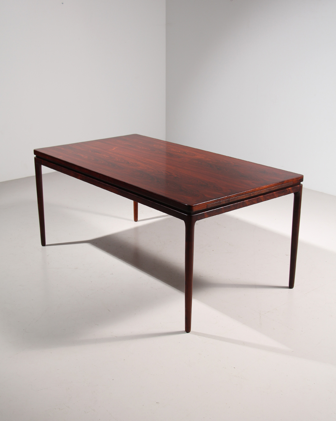 Table de repas en palissandre de Johannes Andersen - Fabriqué au Danemark par Christian Linneberg Möbelfabrik - Années 1960