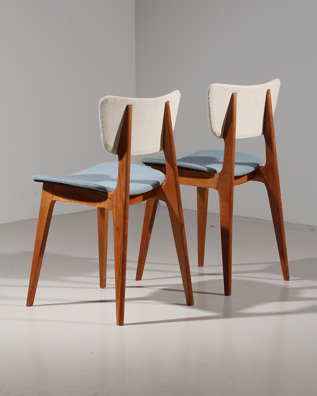 Paire de chaises de Roger Landault des années 50 - Modèle 6517 - Édité par Bouvier en 1954 - En chêne massif et tissu bicolore.