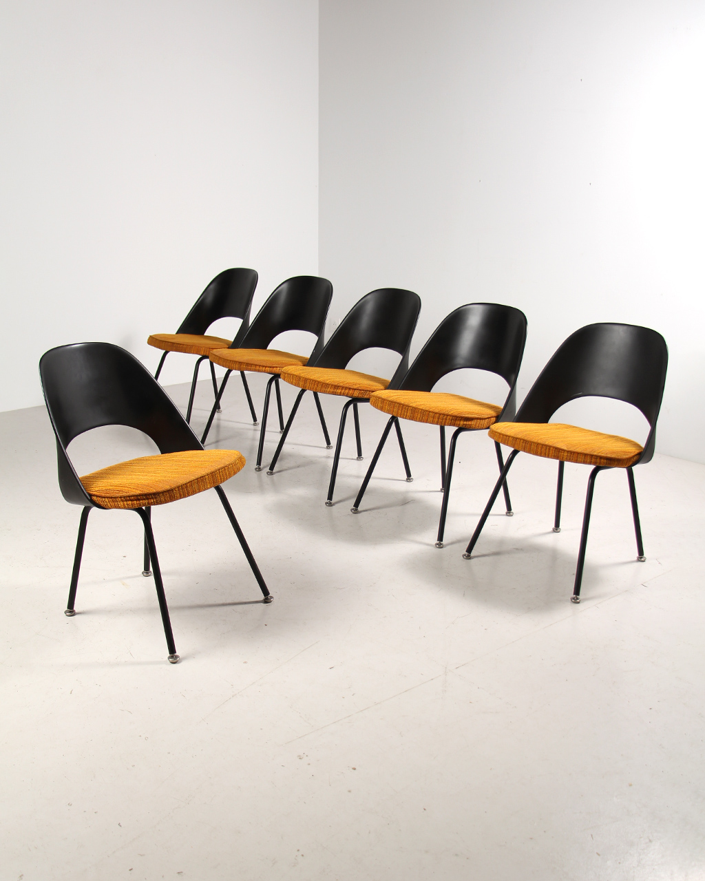 chaise design knoll saarinen conference executive jaune et noir